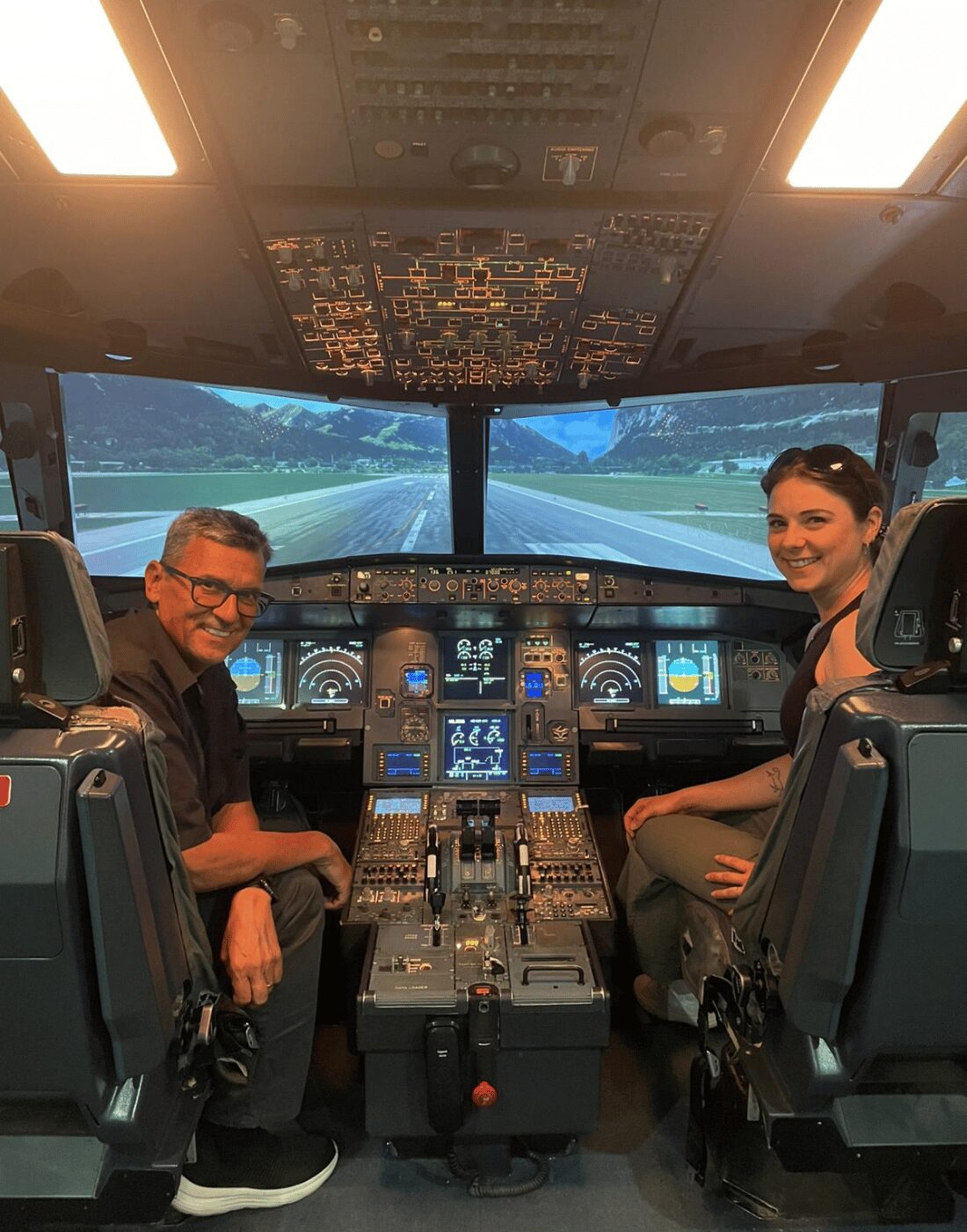 Flugangstseminar Simulatorflug_hoch Gerald Toth mit einer Frau im Flugsimulator